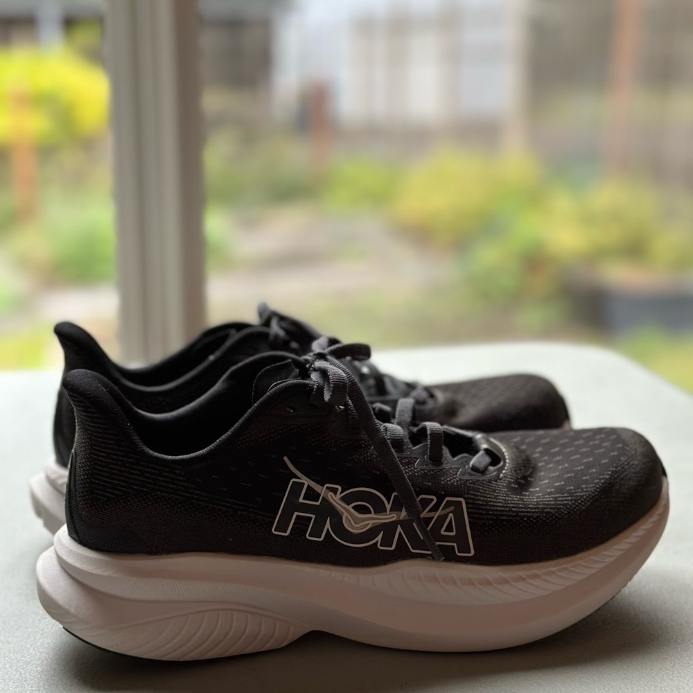 HOKA Mach 6 Women’s Size 7 Brand New Black and White